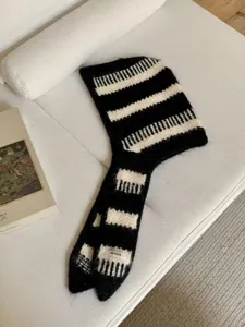 Passamontagna lavorato a maglia a righe nere e bianche cappello sciarpa caldo inverno.