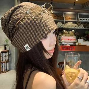 Stilvolle braune karierte Slouchy Beanie Mütze für Damen, leichte atmungsaktive Sommermütze.
