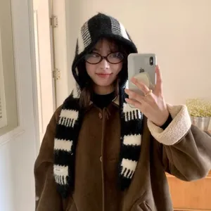 Berretto in Maglia Caldo con Orecchie di Coniglio Carine da Donna Inverno Stile Coreano Sciarpa a Strisce Nera e Bianca Integrata