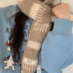 Sciarpa invernale in maglia a righe con morbida consistenza da donna, scaldacollo caldo.