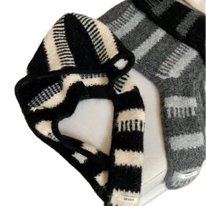 Simpatico passamontagna in maglia con orecchie di coniglio sciarpa a righe bianco nero