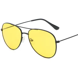 Klassische Metall Piloten Sonnenbrille mit gelben Gläsern für Damen und Herren beim Fahren.