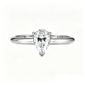 Gros plan détaillé de la bague solitaire en moissanite poire sur monture en argent fin.