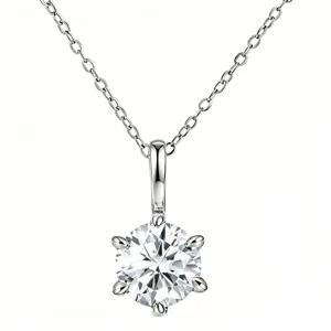 Gros plan détail d'un collier pendentif en argent avec zircone ronde à six griffes.