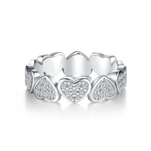 Nahaufnahme des eleganten S925 Silber Herz Pavé Eternity Rings mit funkelnden Zirkonia.