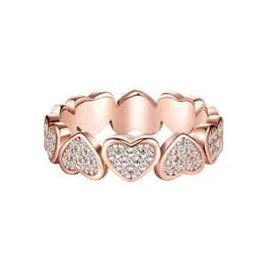 Detaillierte Nahaufnahme eines wunderschönen roségoldenen Herzen-Eternity-Rings mit Zirkonia.