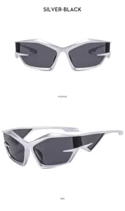 Gros plan détaillé des lunettes de soleil Y2K futuristes argent-noir avec monture géométrique pointue.