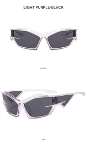 Lunettes de soleil Y2K futuristes avec monture transparente violette et verres foncés.