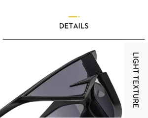 Gros plan détaillé des lunettes de soleil futuristes Y2K avec une texture de monture noire.