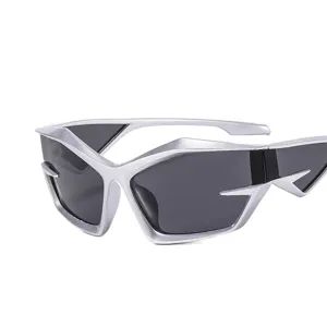 Lunettes de soleil futuristes Y2K argentées, lunettes cyberpunk géométriques pour le style.