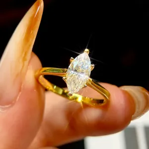 Markisenschliff Moissanit Solitärring Nahaufnahme, Silber vergoldet Schmuck Detailansicht.