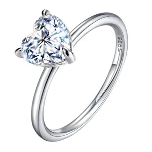 Detailansicht des edlen S925 Silber Herz Moissanit Rings, elegante Damen Diamant Schmuck