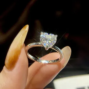 Herzförmiger Moissanit Ring S925 Silber Damen Mode Schmuck Detailansicht elegant