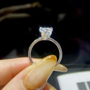 Exquisites S925 Silber Herz Moissanit Ring Detail, glitzernder modischer Schmuck Damen.