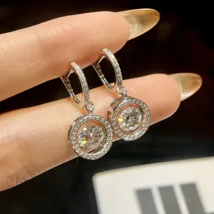 Primo piano dettagliato di orecchini pendenti halo in moissanite argento S925.