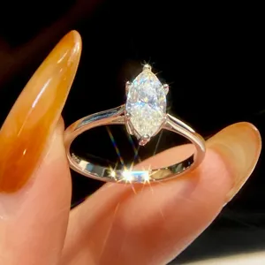 Nahaufnahme Detail des Marquise geschliffenen Solitärrings mit funkelndem Feuer und Glanz.