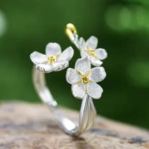 Silber Vergissmeinnicht Blumen Ring Detail Nahaufnahme, frischer ländlicher Schmuck Stil.