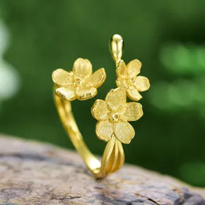 Nahaufnahme des goldenen Blumenrings mit matter Textur und feinen handwerklichen Details.