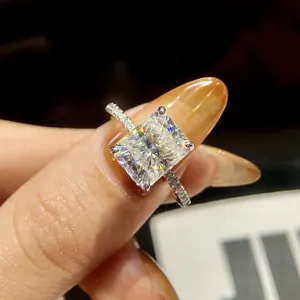 Detailaufnahme des Moissanit Rings mit strahlendem Stein, funkelndes Silber Schmuckstück Nahansicht.
