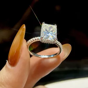 Strahlender Moissanit Ring aus S925 Silber, luxuriöser funkelnder Cocktailring Detail.