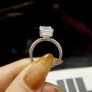 Strahlender Moissanit Silberring Detailaufnahme, glitzernder Edelstein Luxus Schmuck.