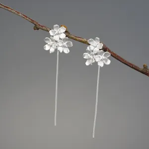 Detailansicht der eleganten langen Ohrringe aus Silber mit Vergissmeinnicht Blüten.