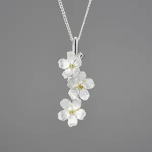Silber Blumen Anhänger Kette, Detailansicht von drei handgefertigten filigranen Blüten.