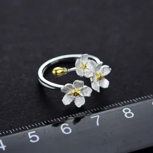 Silberner Blumenring Detailaufnahme mit Ringgroesse und filigranem floralen Design.