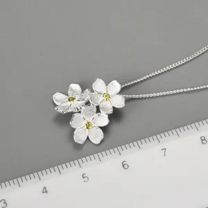 Silberne Vergissmeinnicht Blumen Anhänger Halskette, filigraner Schmuck mit feiner Kette.