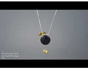 Dettaglio ravvicinato del ciondolo creativo in argento e pietra arenaria blu con cagnolino.