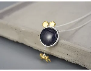 Primo piano della collana con ciondolo creativo in pietra arenaria blu e argento su vassoio.