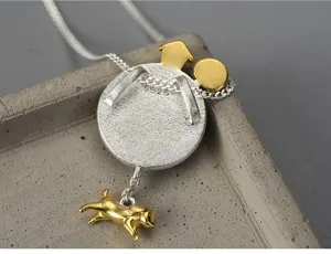 Vista dettagliata del ciondolo creativo in argento sterling S925 con ciondolo cane e catena.