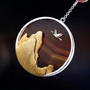 Superbe pendentif grue et montagne en argent 925, bijou artistique élégant pour les femmes.