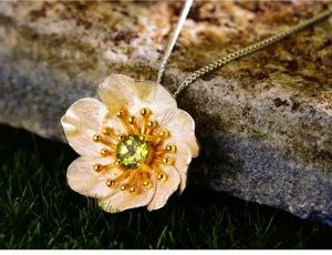 Collana con ciondolo a fiore in argento sterling fatta a mano con pietra verde elegante.
