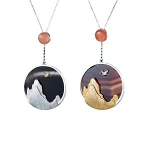 Collier pendentif pierre de lune en argent sterling avec design créatif de montagne et de grue