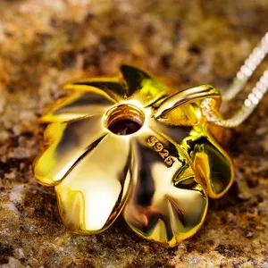 Splendida collana con ciondolo a fiore in argento sterling S925 granato rosso, macro.