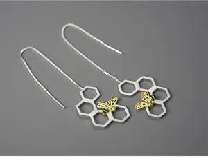 Close-up van S925 zilveren bij honingraat oorbellen, elegante sieraden detailopname.