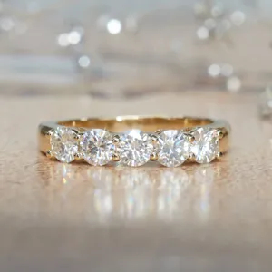 Fünfstein Moissanit Goldring Detailansicht, funkelnde runde Steine elegantes Design.