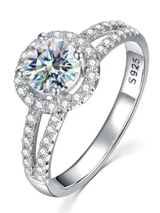 S925 Silberring mit rundem Zirkonia, funkelndem Halo und geteilter funkelnder Ringschiene.