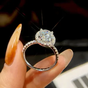 Exklusiver Moissanit Halo Verlobungsring mit funkelnden Diamanten in Sterlingsilber.