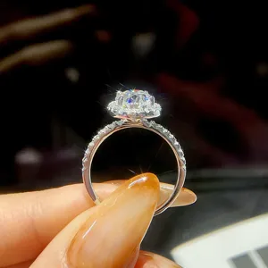 Glänzender Halo Moissanit Verlobungsring mit Zirkonien für Damen Hochzeit eleganter Schmuck.