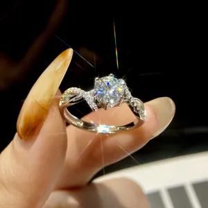 Impresionante anillo de compromiso de plata esterlina con piedra redonda brillante y brillante.