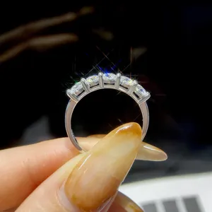 Echtes 5-Stein Moissanit Ring mit funkelndem Feuer und elegantem Edelmetall-Design.