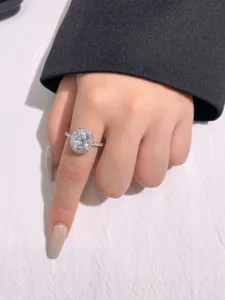 Nahaufnahme eines funkelnden Oval Moissanit Ringes mit Halo Stein Detail für Damen.