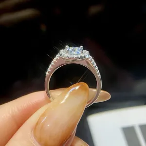Exquisiter 1 Karat Moissanit Heiligenschein Ring Detail in Sterling Silber, funkelnder Stein.