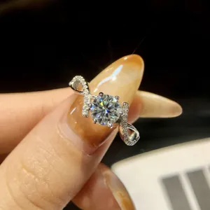 Precioso anillo de plata esterlina con moissanite, ideal para un look muy elegante.