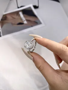 Eleganter Moissanit Halo Verlobungsring in Silber Weißgold Finish für Damen Hochzeit Party.