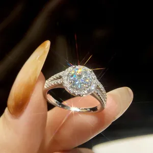 Detailaufnahme eines funkelnden Silberrings mit funkelndem Halo und filigraner Zirkonia-Schiene.
