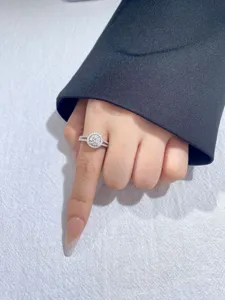 Exquisiter Moissanit Halo Ring Detailansicht, funkelnder Silber Diamant Schmuck Stile.