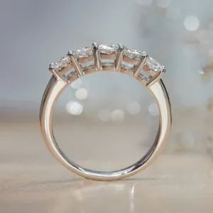 Eleganter Fünf-Stein-Ring mit funkelnden runden Edelsteinen in klassischer Krappenfassung.